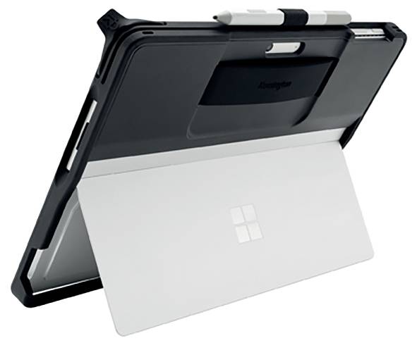 Ein Tablet mit Schutzhülle und Stift, das auf einem Ständer steht. Es wird von hinten gezeigt, wobei das Ständerdesign sichtbar ist.