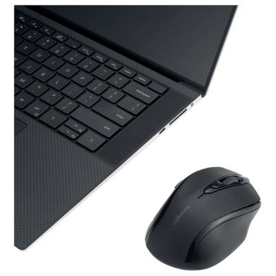 Ein schwarzer Laptop liegt neben einer drahtlosen schwarzen Maus auf einem weißen Hintergrund.