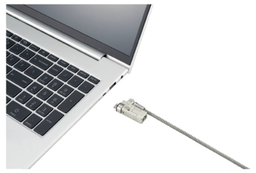 Ein silbernes Laptop mit Tastatur ist mit einem Sicherheitsschloss und -kabel gesichert, das am Laptop-Gehäuse befestigt ist.