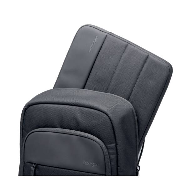 Ein grauer Rucksack mit einem Laptopfach, geöffnet; Markenlogo oben sichtbar.