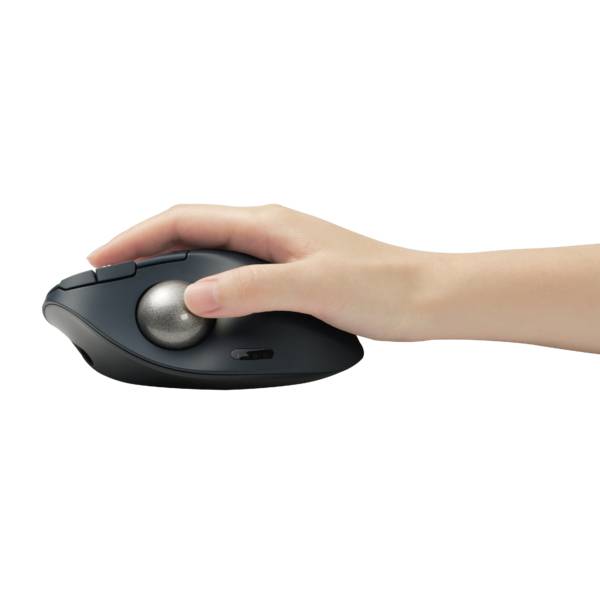 Eine Hand bedient einen ergonomischen Trackball mit seitlich positionierter Kugel und zwei Tasten, zur Steuerung eines Computers.