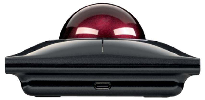 Ein roter Trackball auf einem schwarzen Gehäuse, frontal fotografiert. Unten ist ein USB-C-Anschluss sichtbar.