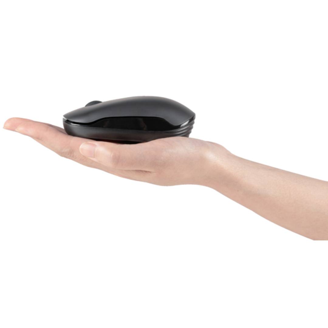 Eine Hand hält ein schwarzes, glattes, ovales Gerät, das wie ein Computermaus-Empfänger aussieht.