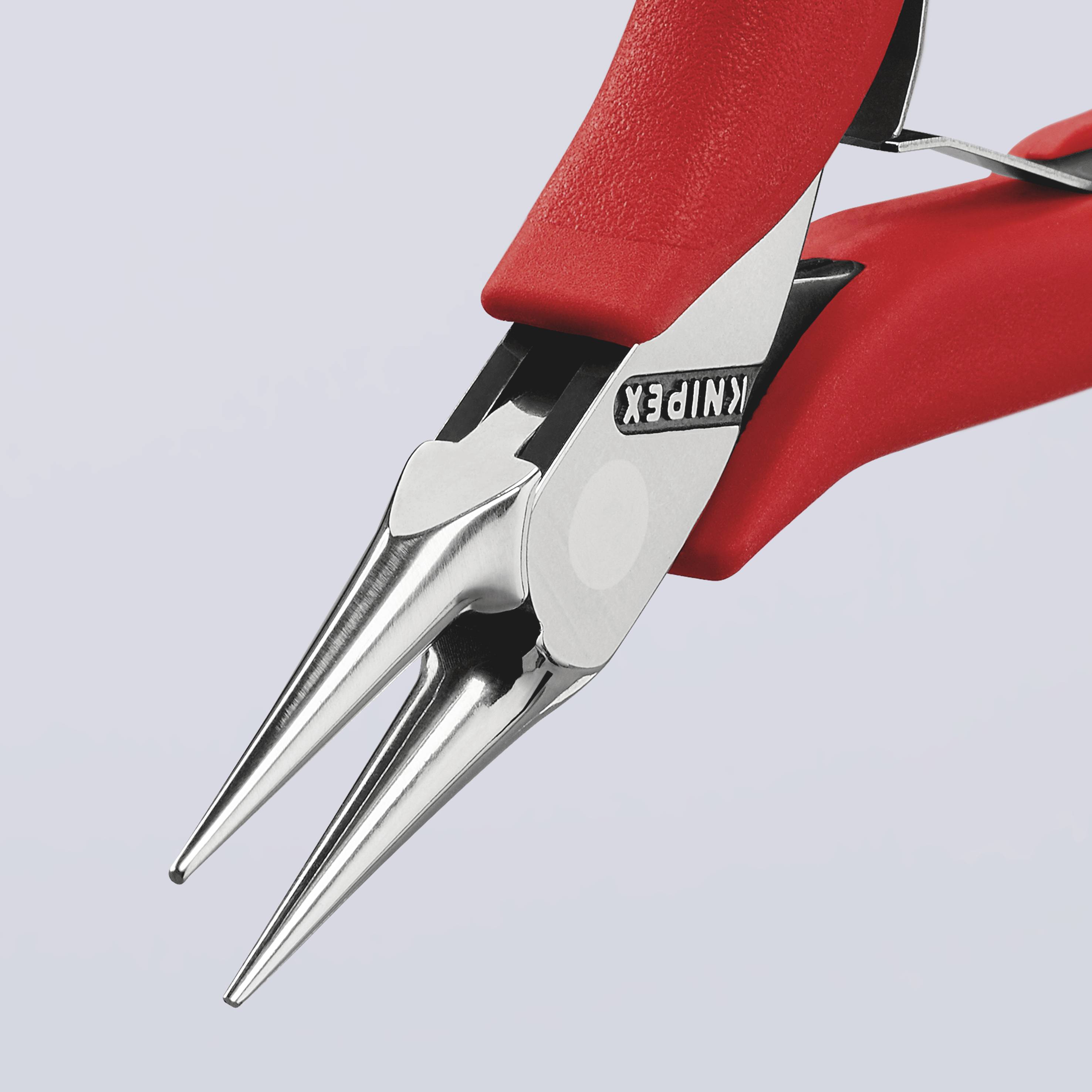Eine rote Flachzange mit langer, spitzer Spitze und grauen Griffen liegt auf einem hellen Hintergrund. Die Zange trägt das Logo 'KNIPEX'.