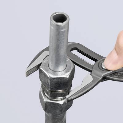 Eine Hand zieht mit einer Rohrzange eine Mutter an einem Metallrohr fest.