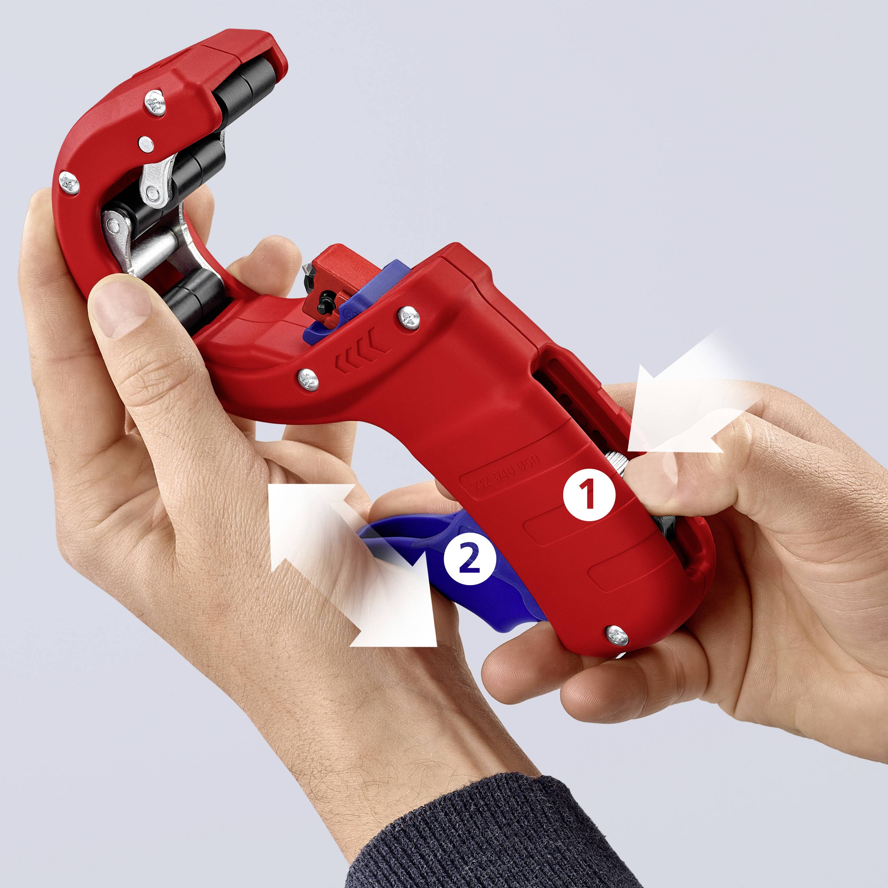 Zwei Hände bedienen ein rotes Werkzeug mit einem Ziffernbedienfeld. Pfeile zeigen auf verschiedene Teile des Werkzeugs.