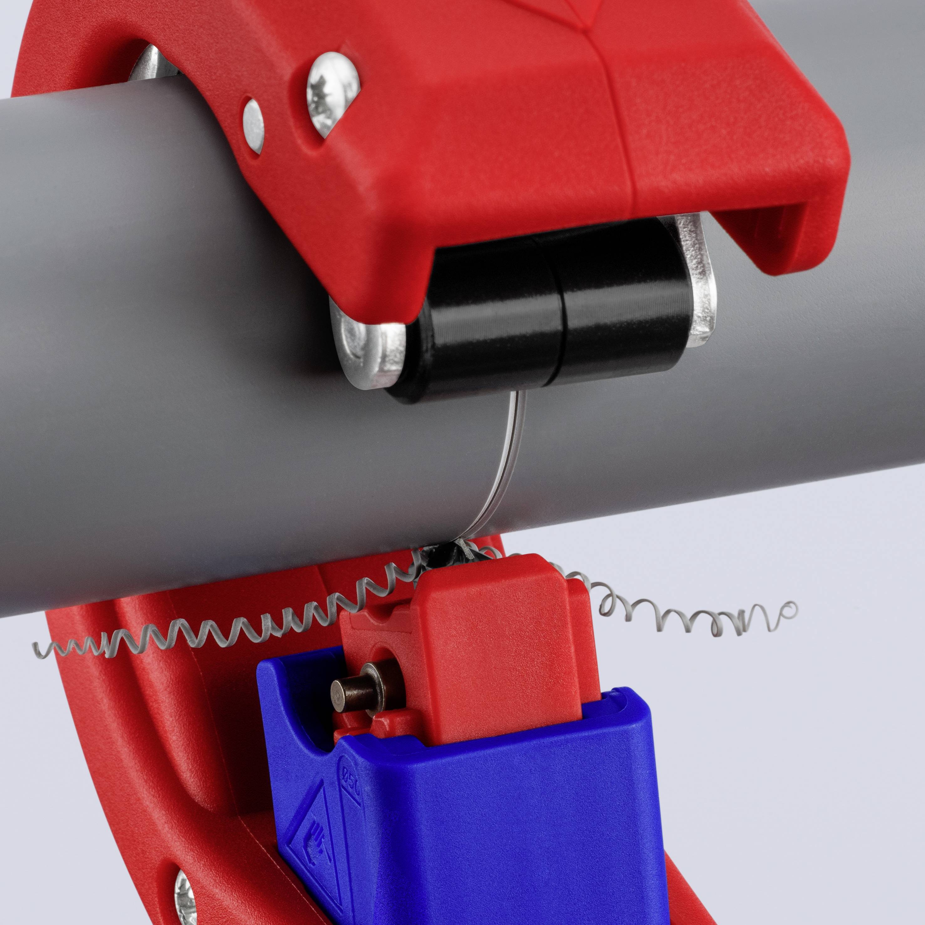 Eine rote Schlauchklemme, die einen grauen Schlauch hält, mit einem blauen Herzstück und einer kleinen Feder zur Kontrolle der Spannung.