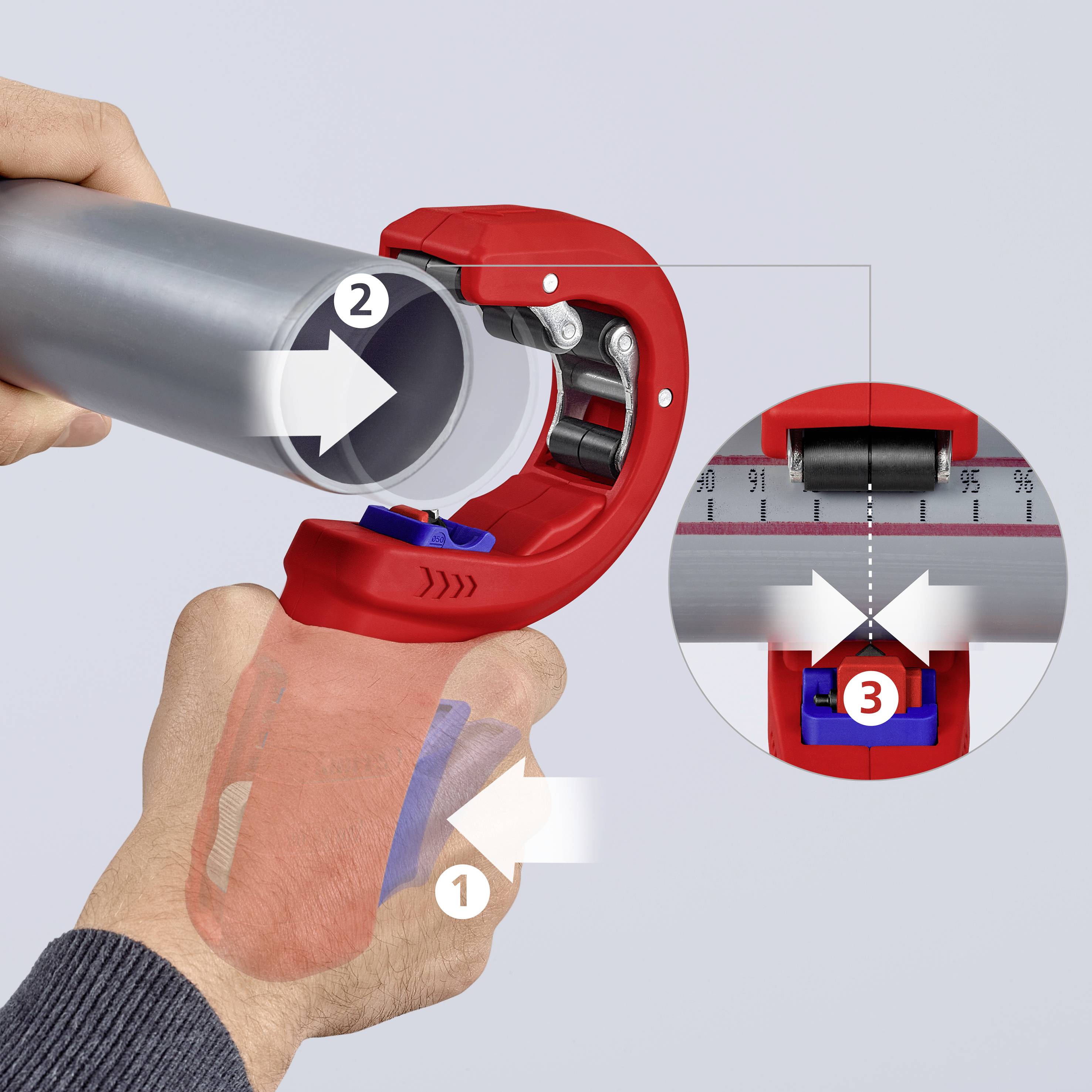 Rohrschneider, der ein Metallrohr schneidet. Vergrößerte Ansicht zeigt Klingenmechanismus. Pfeile zur Bedienhinweisanleitung.