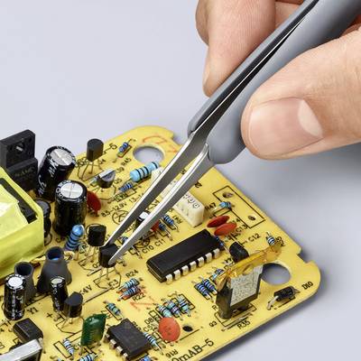 Eine Hand hält eine Pinzette und repariert Schaltkreiskomponenten auf einer gelben Leiterplatte, was technische Arbeit anzeigt.