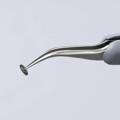 Ein gebogenes chirurgisches Instrument aus Metall mit einer kleinen gezahnten Scheibe an der Spitze, das für präzise Schnitte verwendet wird.
