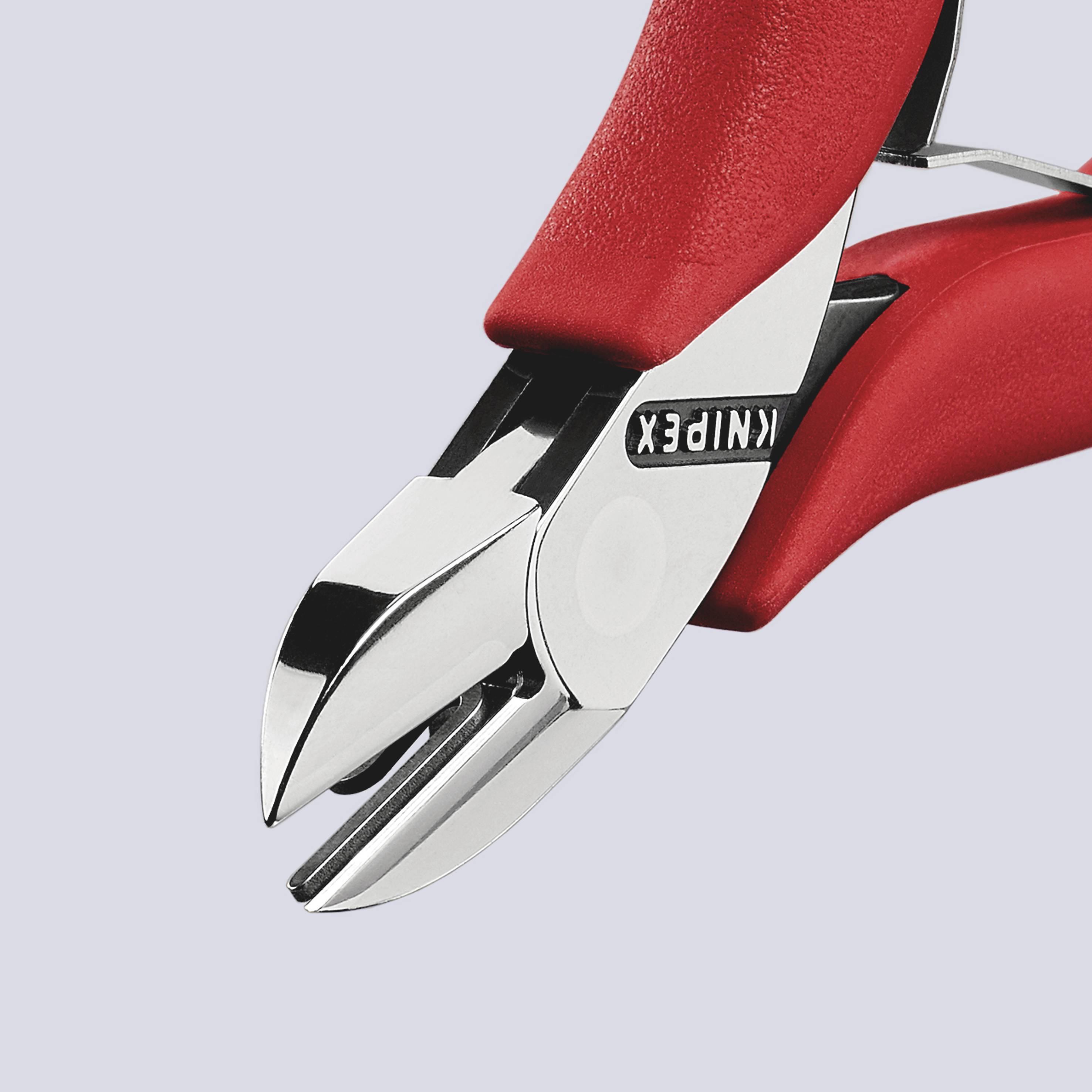 Rote Seitenschneiderzange aus Metall und Kunststoff, Markenname 'KNIPEX' sichtbar. Werkzeug für präzises Schneiden von Drähten.