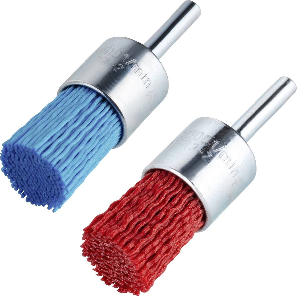 Zwei Schleifbürsten mit Metallgriffen; eine mit blauen Borsten, die andere mit roten. Verwendet zum Schmirgeln und Polieren.