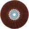 Ein rotbraunes Schleifpad oder Schleifscheibe mit offener Struktur und blauem Zentrum, verwendet zum Polieren und Schleifen von Oberflächen.
