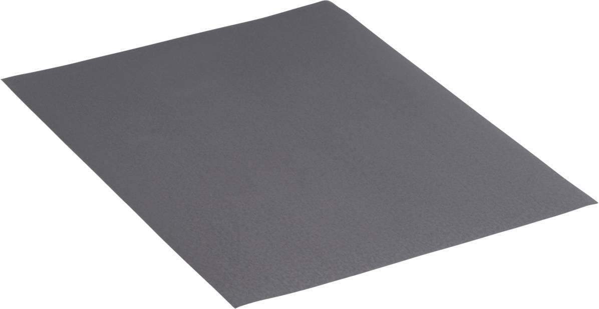 Ein rechteckiges Stück Schleifpapier mit dunkler, grober Oberfläche, flach auf einer Oberfläche liegend.