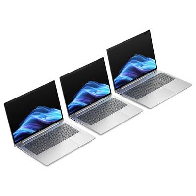 Drei Laptops mit geöffneten Bildschirmen stehen nebeneinander. Auf den Bildschirmen ist ein wellenförmiges, leuchtendes Bild zu sehen.