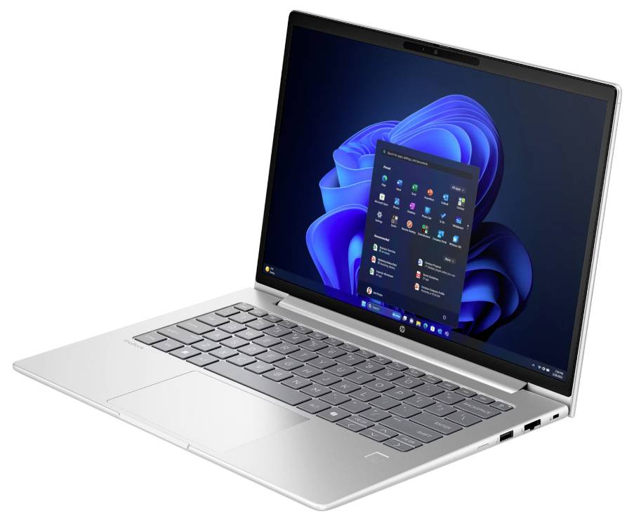 Silberner Laptop mit geöffnetem Windows 11-Startmenü auf dem Bildschirm. Die Tastatur und einige Anschlüsse an der Seite sind sichtbar.