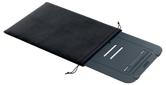 Ein zusammenklappbarer Laptopständer aus Metall, teilweise verstaut in einem schwarzen Tragebeutel, auf einer weißen Oberfläche.