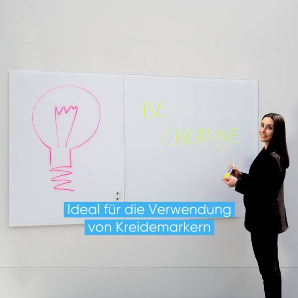 Eine Frau schreibt mit Kreidemarker 'BE CREATIVE' auf ein Whiteboard mit Glühbirnenzeichnung. Text: 'Ideal für die Verwendung von Kreidemarkern'.