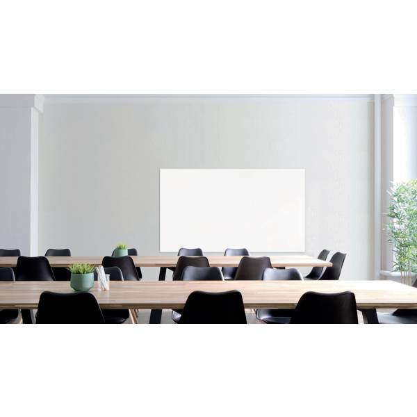 Ein leerer Konferenzraum mit einem langen Holztisch und schwarzen Stühlen; an der Wand ein weißes Rechteck, möglicherweise ein Whiteboard.