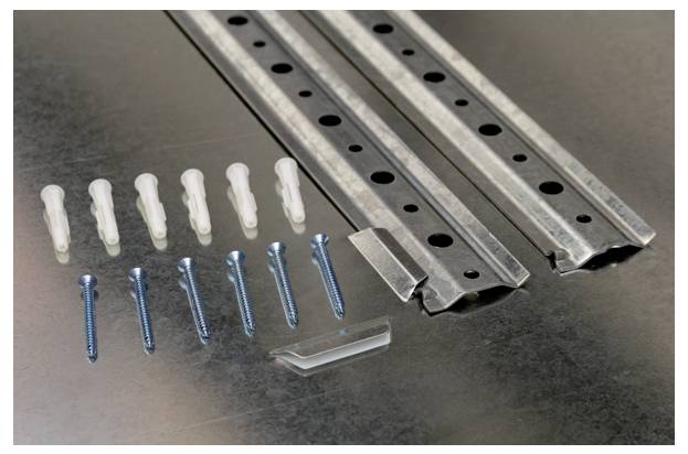 Metallwinkel und Schrauben-Set auf einem Tisch; enthält zwei lange Metallwinkel, fünf Dübel, fünf Schrauben und ein kleines Plastikteil.