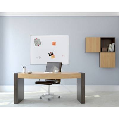 Ein modernes Büro mit einem Holzschreibtisch, schwarzem Bürostuhl und weißem Pinnwand mit Notizen an der grauen Wand im Hintergrund.