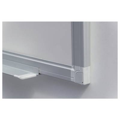 Ecke eines leeren Whiteboards mit Aluminiumrahmen und Ablage.