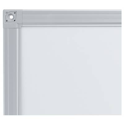 Ein Ausschnitt eines weißen Whiteboards mit einem grauen Metallrahmen in der oberen linken Ecke ist zu sehen.