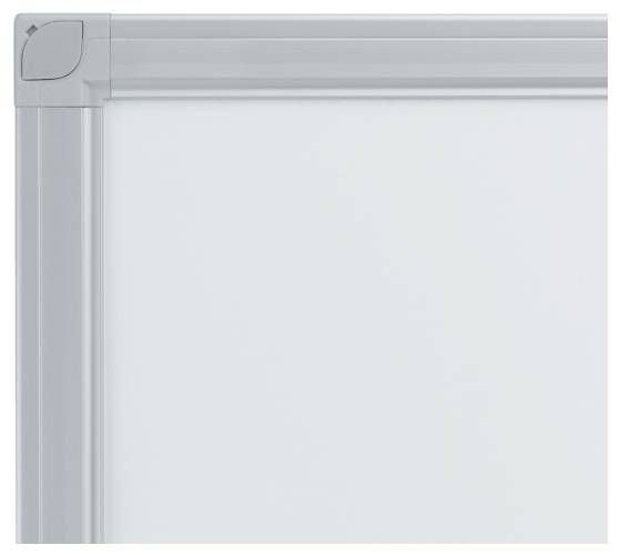 Ein Teil eines weißen Whiteboards mit silbernem Rahmen in der oberen linken Ecke des Bildes.