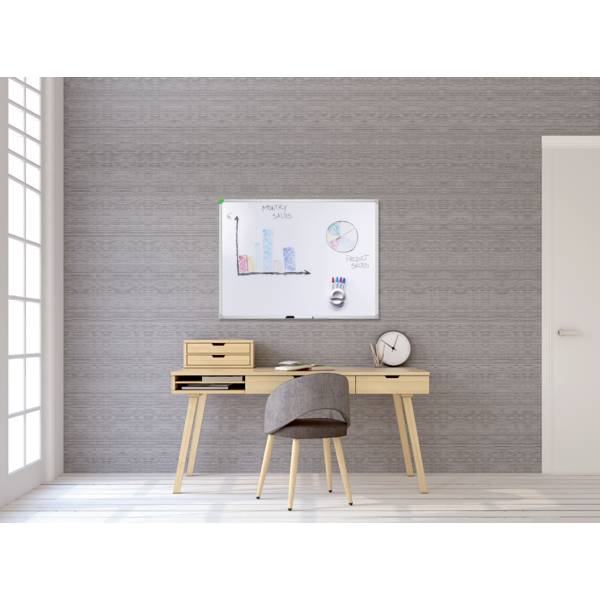 Leeres modernes Büro mit grauer Wand und hellem Holztisch. Ein einfaches Plakat mit Diagramm hängt an der Wand.