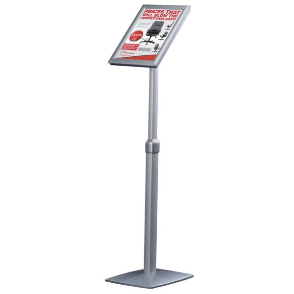 Ein silberner Infoständer mit einem Prospekt über Sonderangebote für Büromöbel wird präsentiert.