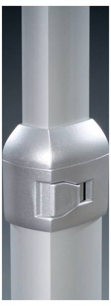 'Nahaufnahme eines silbernen Metallpfostens mit einem quadratischen Schalter oder Hebel in der Mitte.'