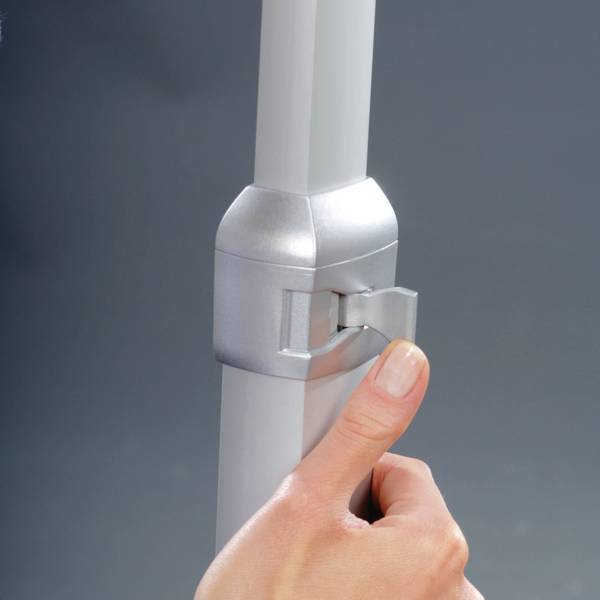 Hand, die einen weißen Hebel an einem silbernen Metallrohr festzieht. Der Hebel dient zur Sicherung oder Anpassung.