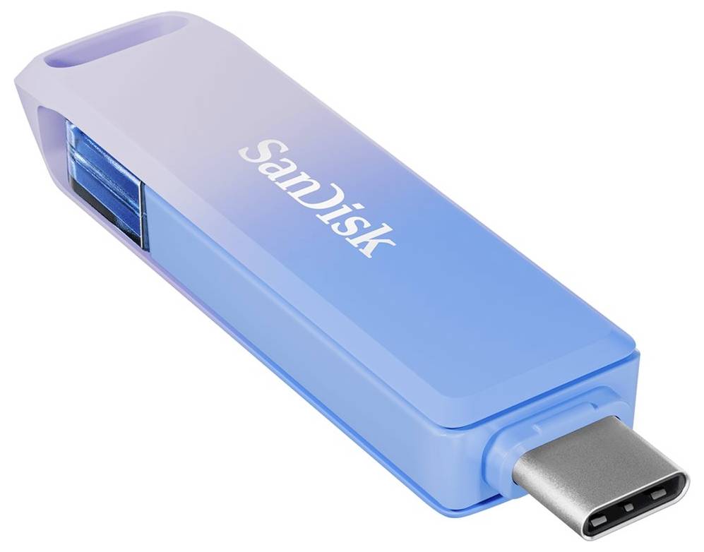 Ein blau-weißer USB-Stick der Marke SanDisk mit USB-C-Anschluss liegt auf weißem Hintergrund.