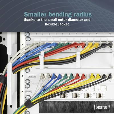Netzwerkkabel sind an einem Verteilerfeld angeschlossen. Text im Bild: 'Smaller bending radius thanks to the small outer diameter and flexible jacket.'
