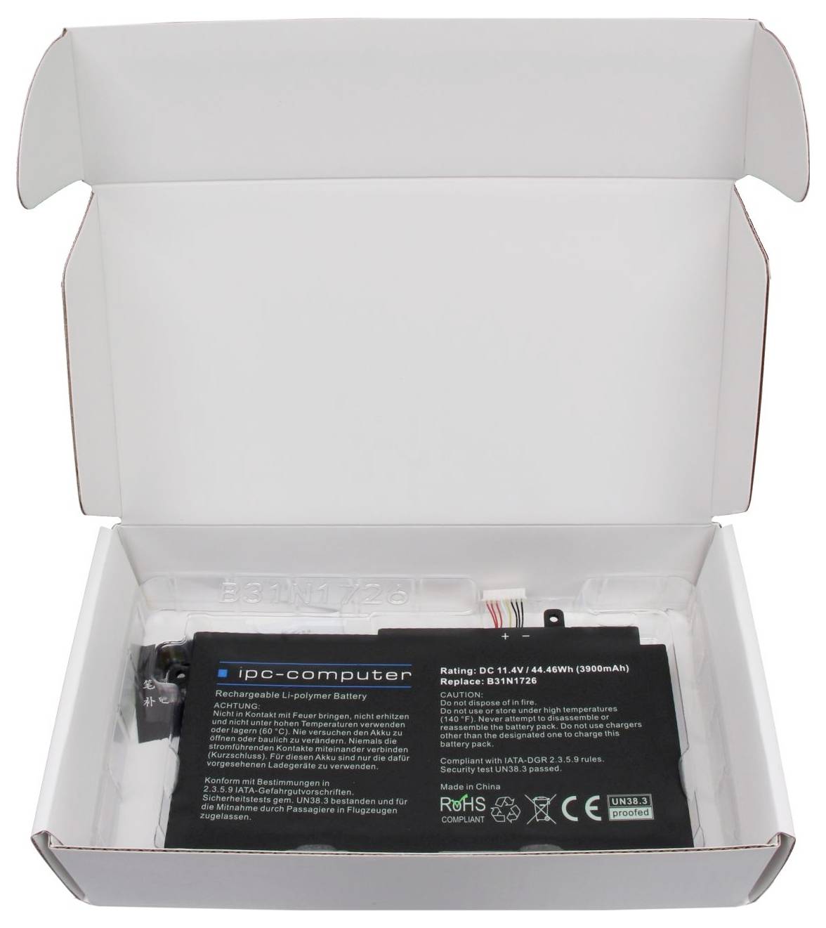Ein Lithium-Polymer-Akku liegt offen in einer weißen Versandverpackung. Auf dem Akku sind technische Details und Zertifizierungen aufgedruckt.