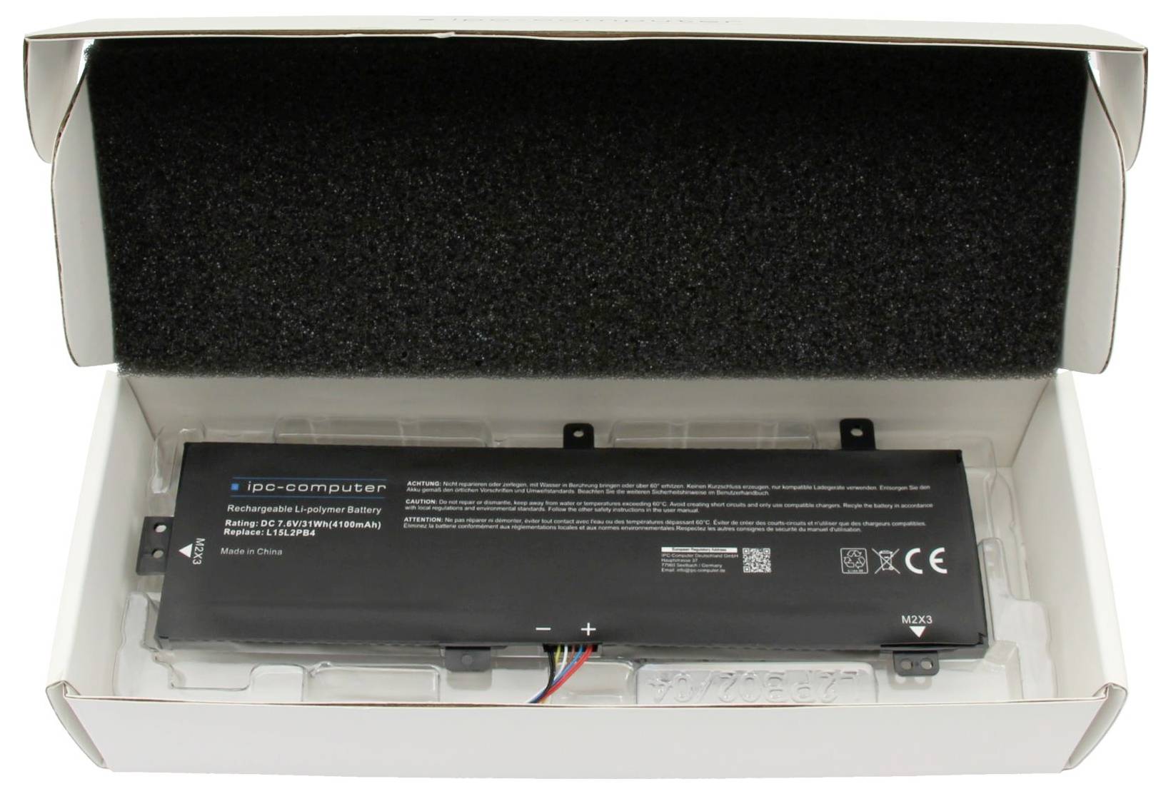 Laptop-Akku in geöffneter Verpackung, sichtbar mit Sicherheits- und Produktionskennzeichnungen.