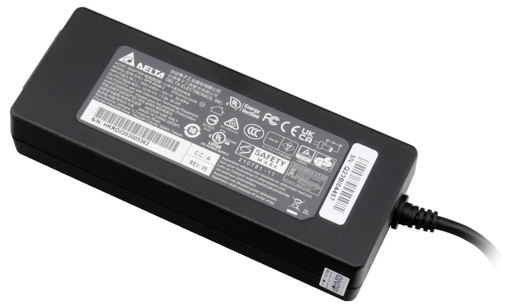 Ein schwarzes Netzteil mit mehreren Sicherheits- und Zertifizierungslogos sowie einem Kabel auf der rechten Seite.