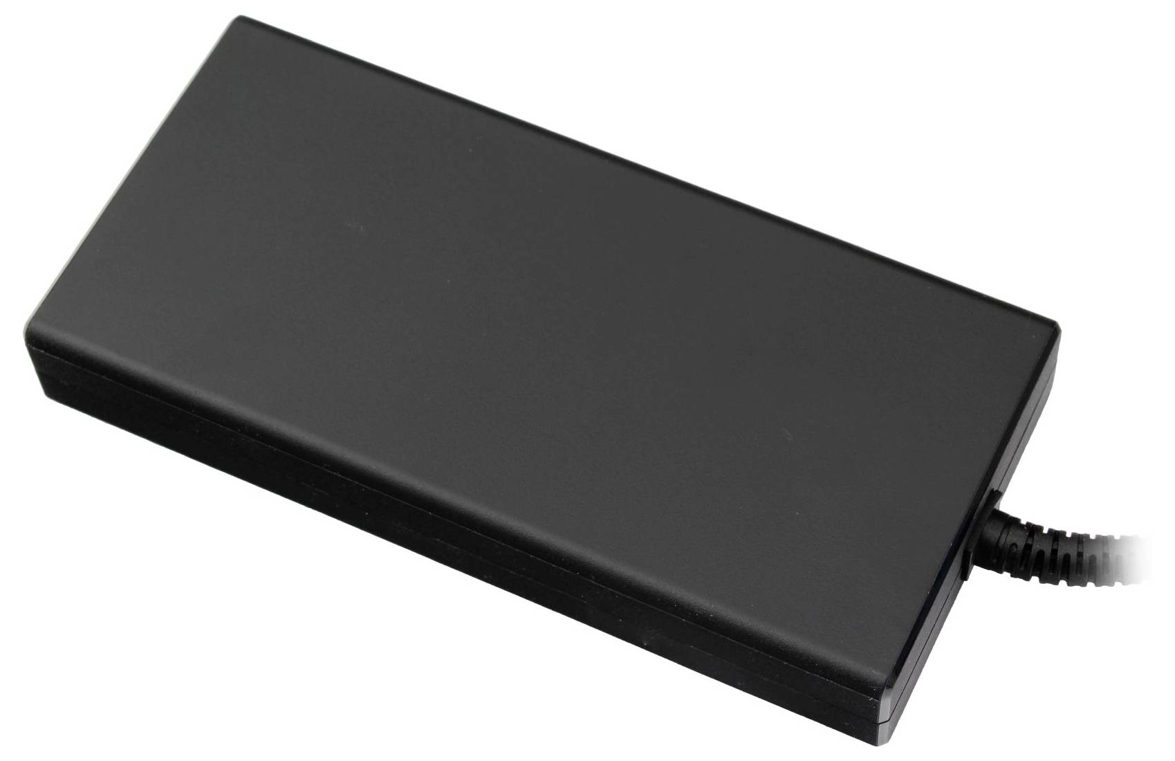 Schwarzes rechteckiges Ladegerät mit Anschlusskabel, vor weißem Hintergrund.