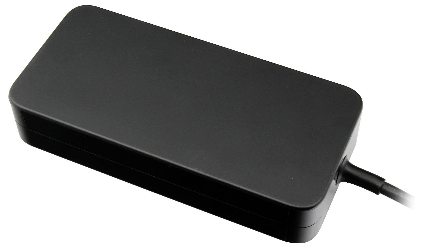 Ein schwarzes rechteckiges Ladegerät mit rundem Kabelanschluss, vor einem weißen Hintergrund.