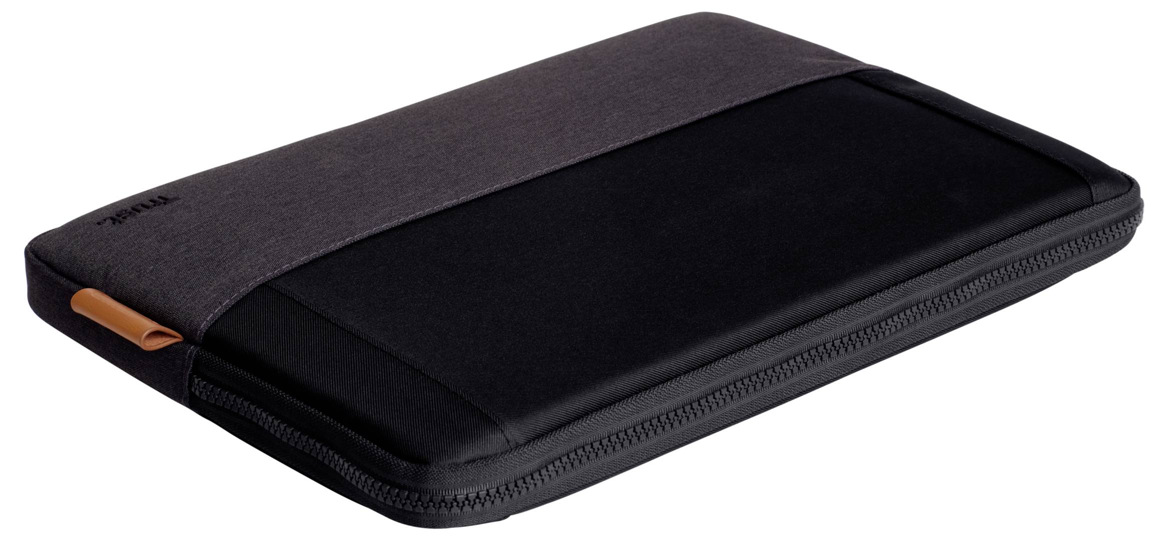 Eine schwarze Laptop-Schutzhülle mit Reißverschluss und einem braunen Etikett auf der Seite.