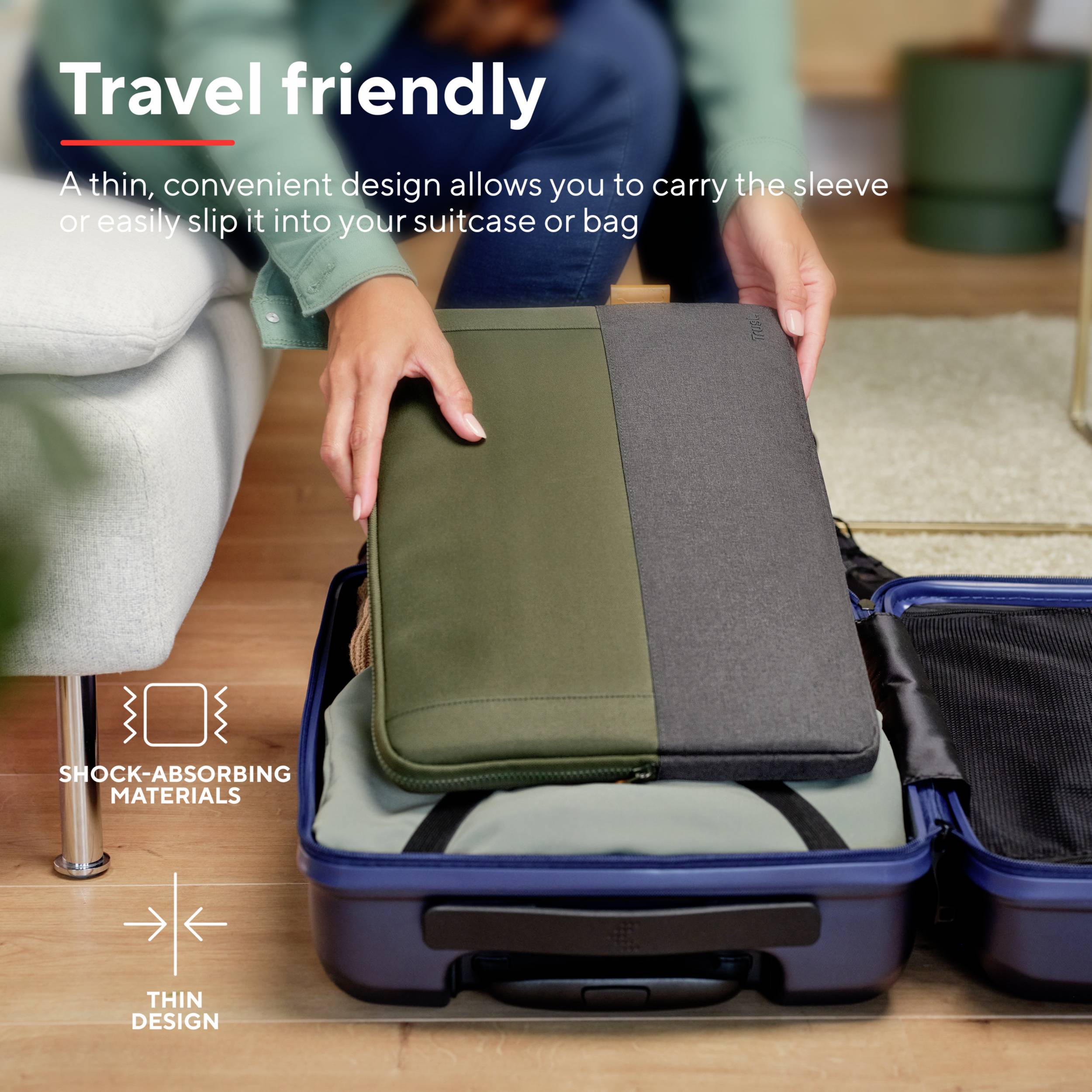 Person packt einen Laptop in eine schwarze Reisetasche. Text auf Englisch beschreibt das Produkt als reisefreundlich mit stoßdämpfenden Materialien.