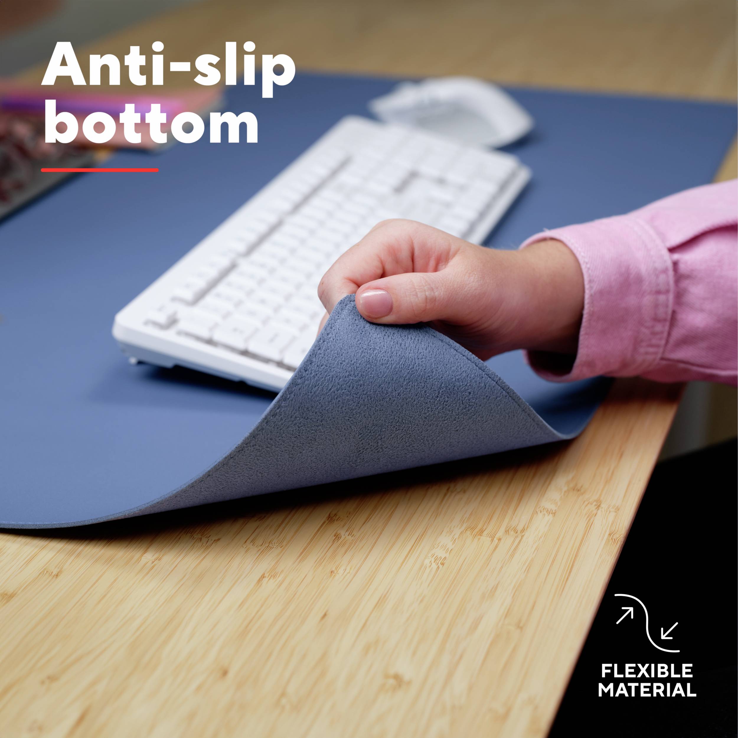 Eine Hand hebt eine Schreibtischunterlage mit rutschsicherem Bodenmaterial an. Eingeblendeter Text: 'Anti-slip bottom', 'Flexible material'.