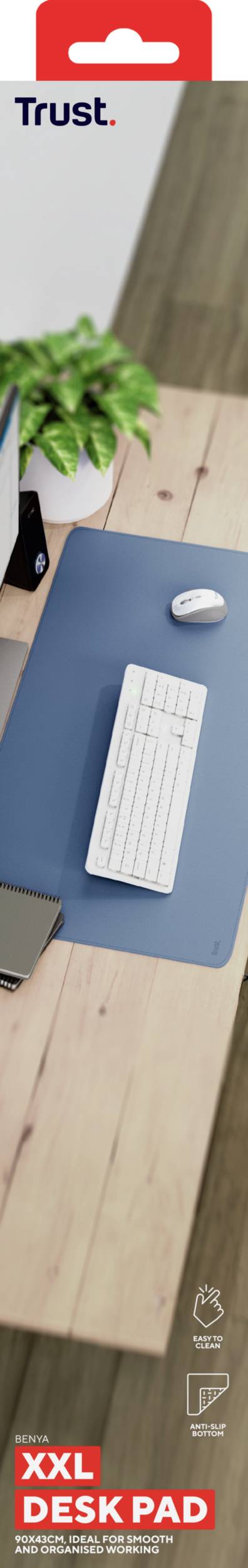 Ein blauer Schreibtischunterlage mit Tastatur und Maus auf einem Holztisch. Oben links ist das Logo 'Trust' sichtbar.