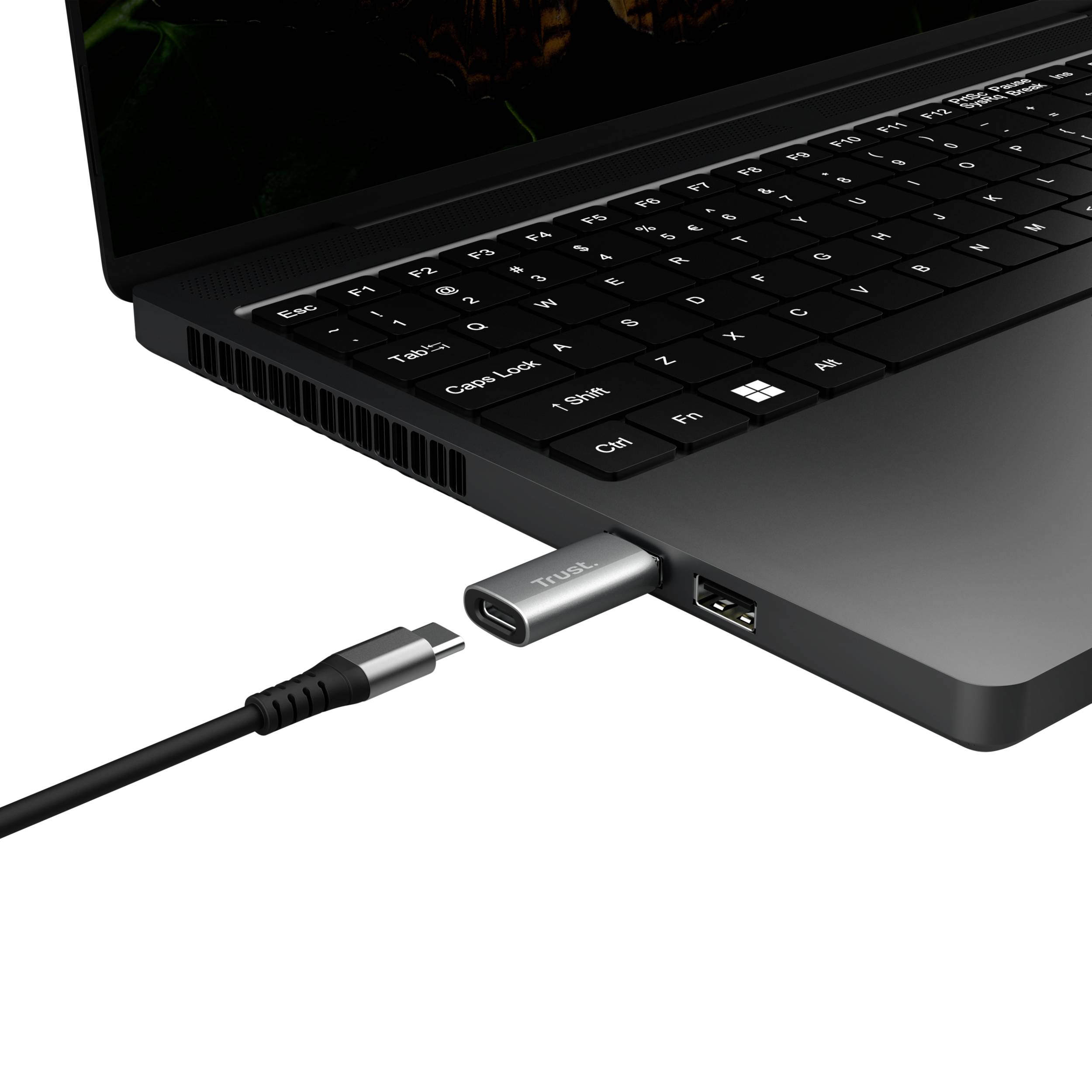 Ein Laptop wird über einen USB-C-Kabeladapter mit einem Display verbunden. Adapter hat Aufschrift 'Thunderbolt 4'.