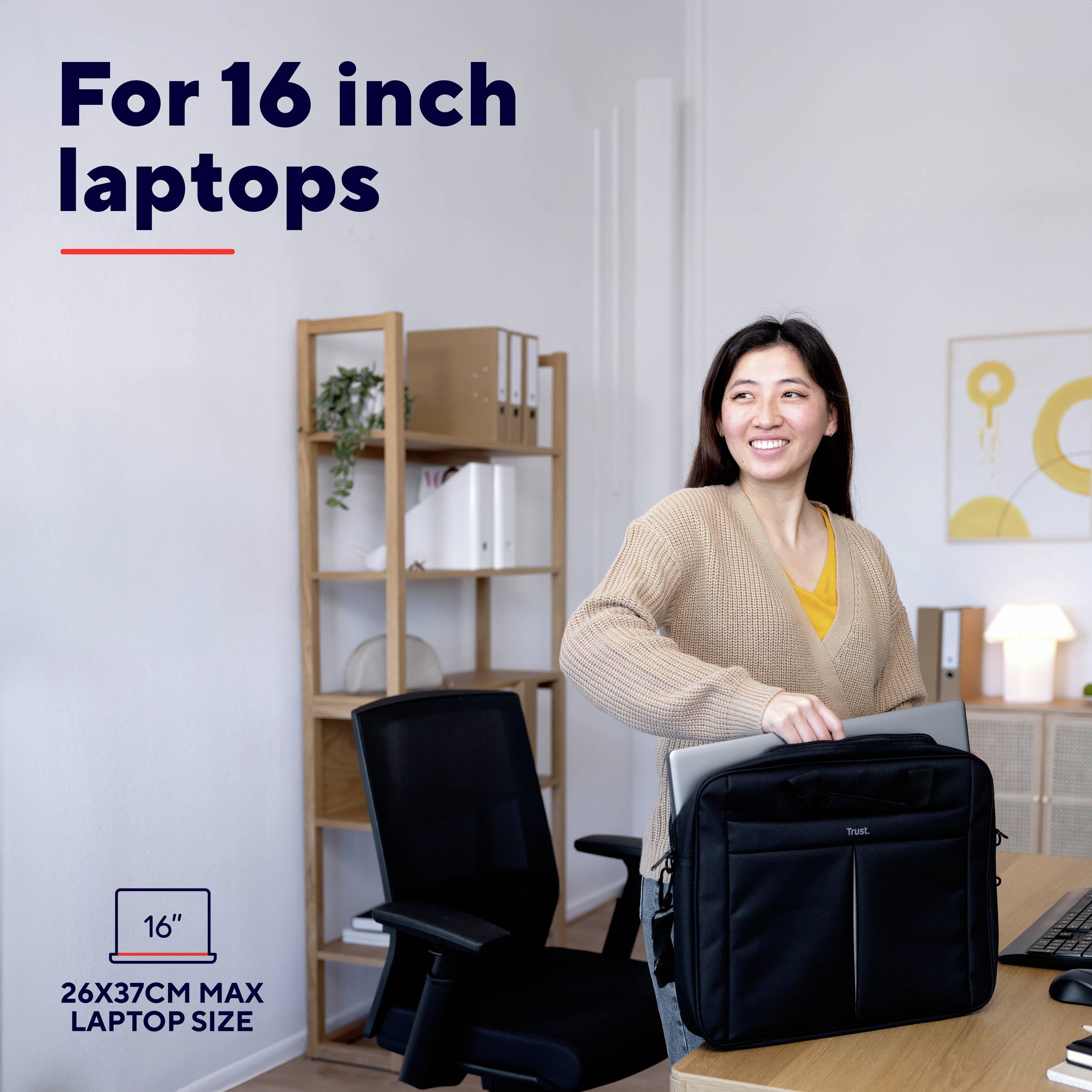 Eine lächelnde Person sitzt an einem Schreibtisch mit einer Laptoptasche. Text auf dem Bild: 'Für 16-Zoll-Laptops'.