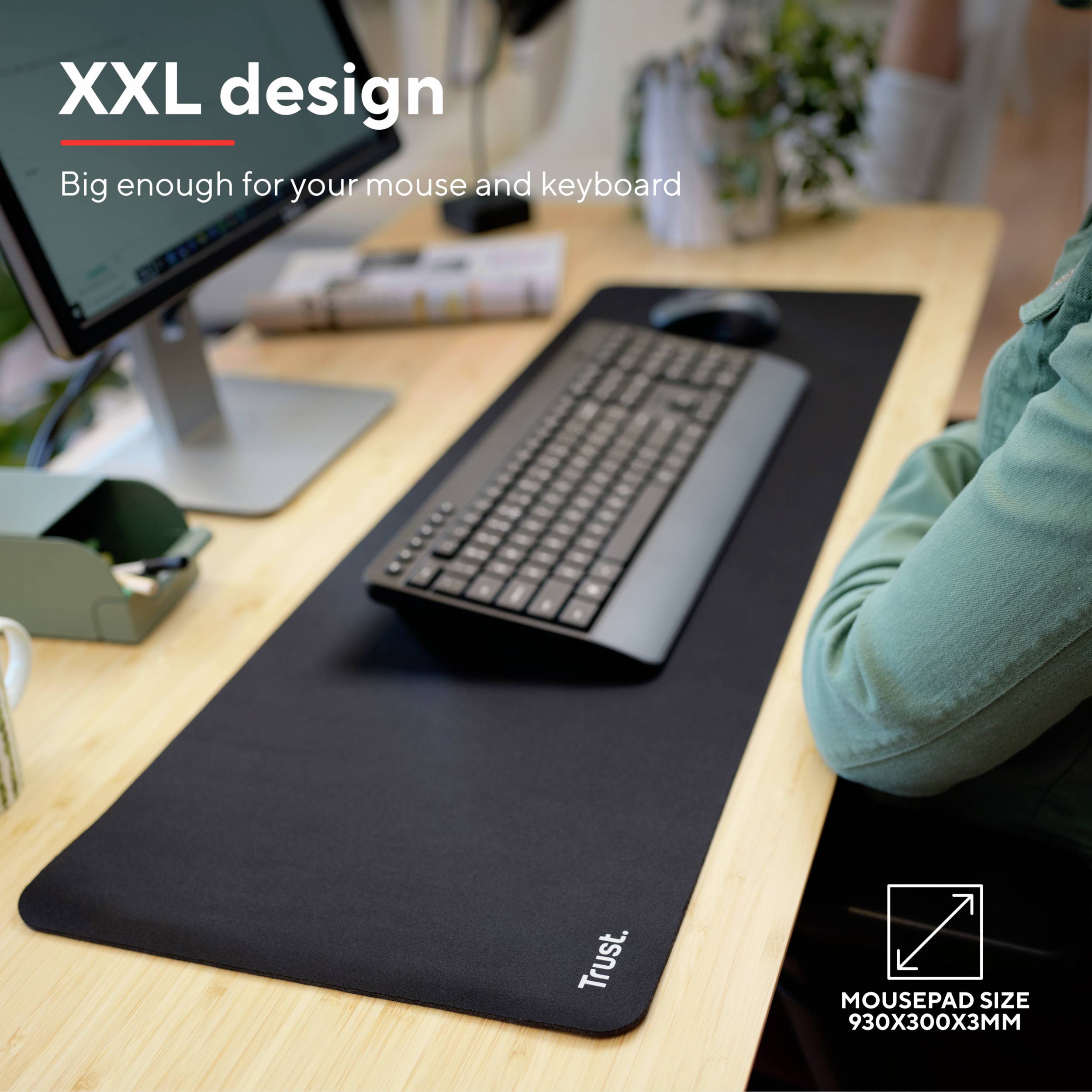 XXL-Schreibtischunterlage in Schwarz mit Tastatur und Maus darauf. Text oben: 'XXL design, big enough for your mouse and keyboard'.