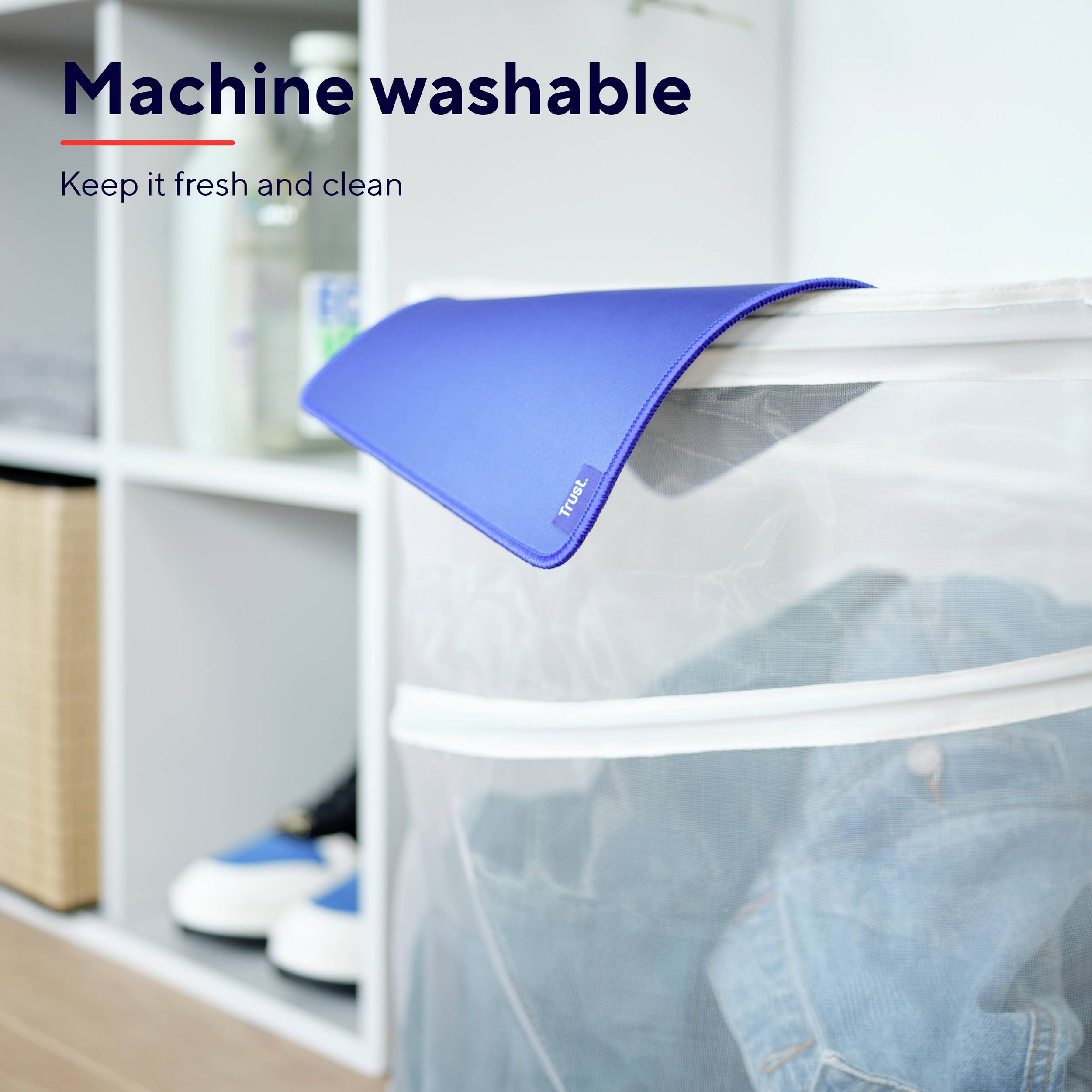 Eine blaue Matte liegt auf einem weißen Wäschekorb. Im Hintergrund sind Regale mit Schuhen. Text: 'Machine washable' - 'Keep it fresh and clean'.