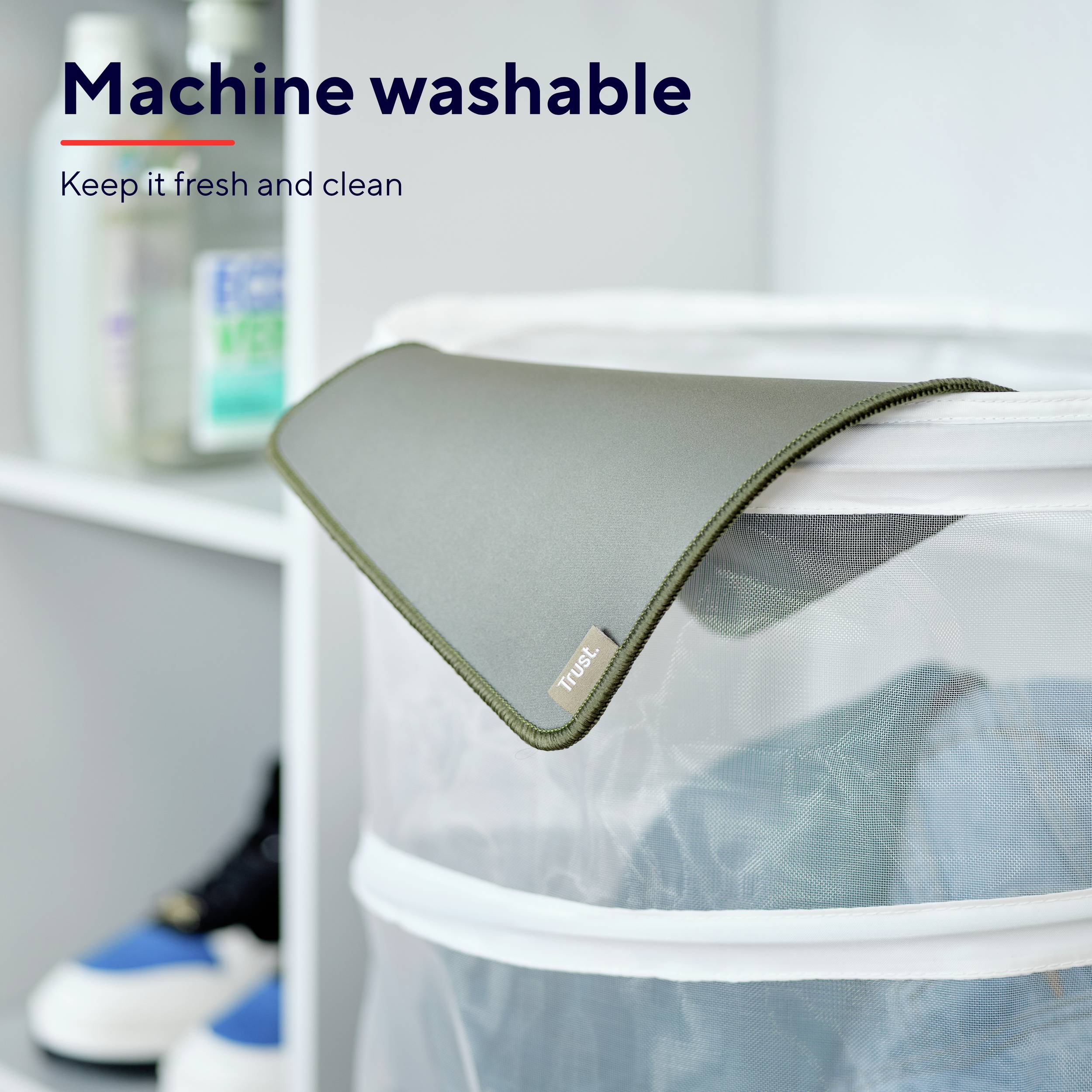 Stoffbehälter mit der Aufschrift 'Machine washable'. Im Hintergrund Regale mit Schuhen und Haushaltsgegenständen.