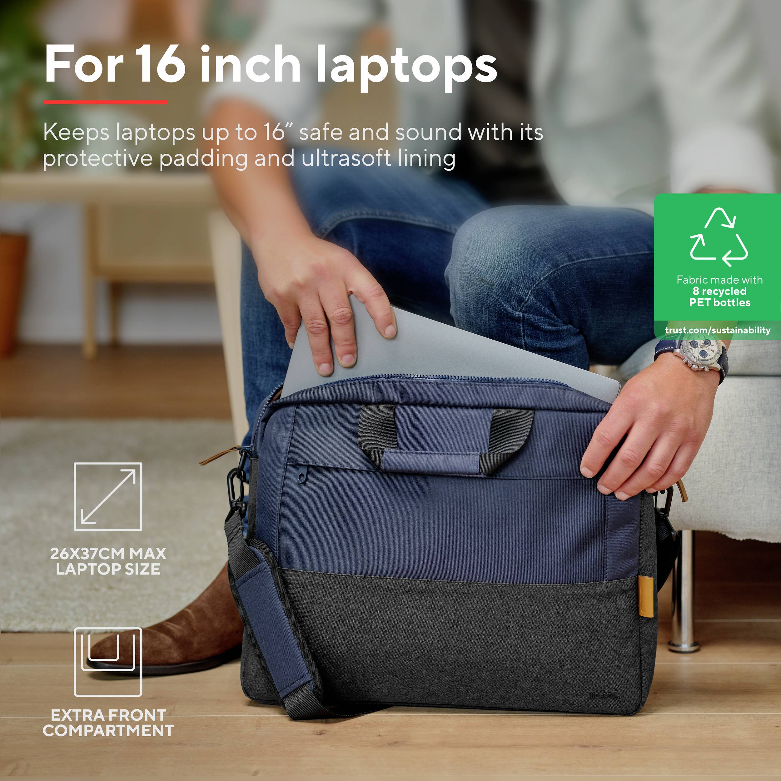 'Person legt einen Laptop in eine graue Tasche mit extra Frontfach. Für Laptops bis 16 Zoll, mit umweltfreundlicher Polsterung.'
