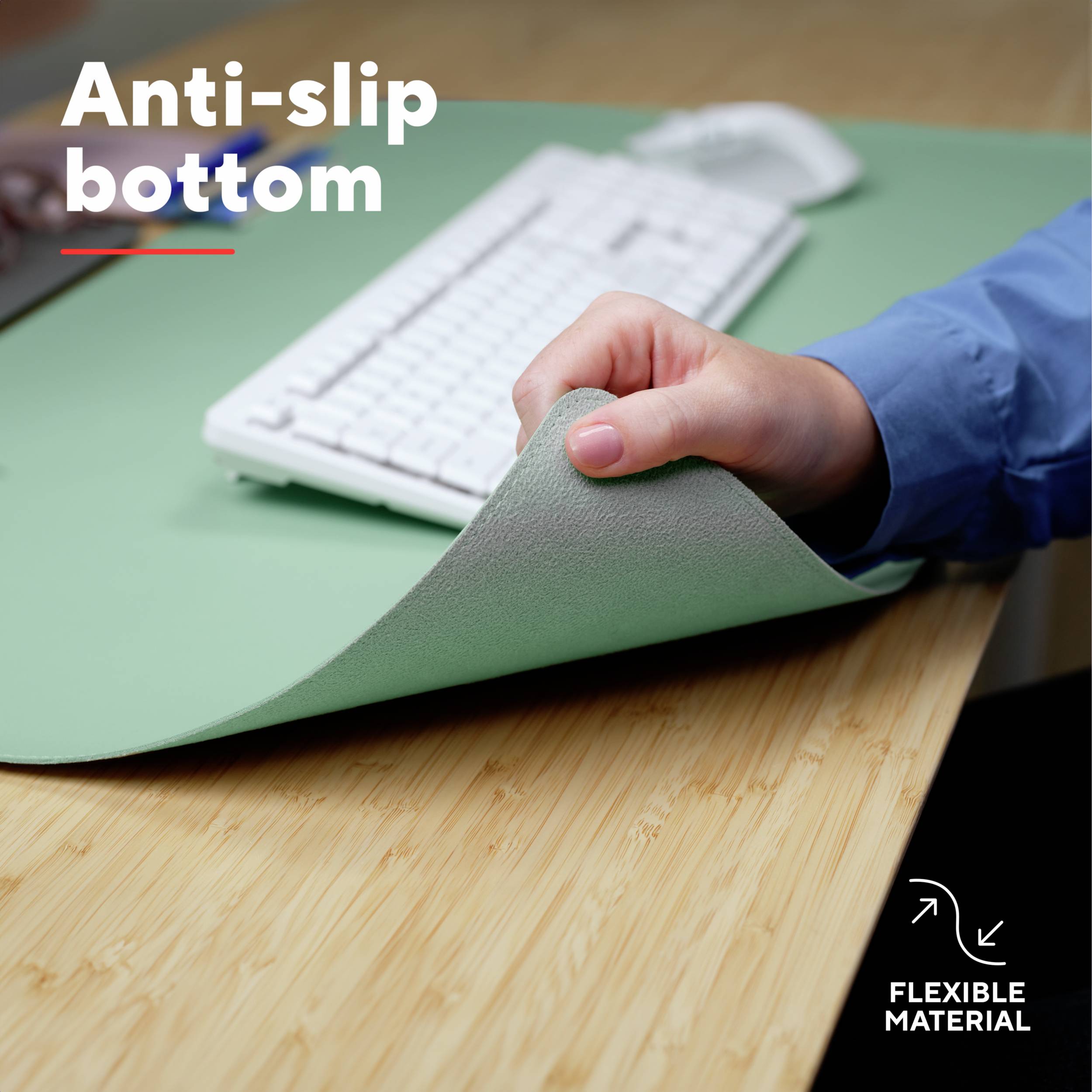 Mensch hebt grüne Schreibtischunterlage, zeigt rutschfeste Unterseite. Darauf Tastatur, Text 'Anti-slip bottom' oben links.